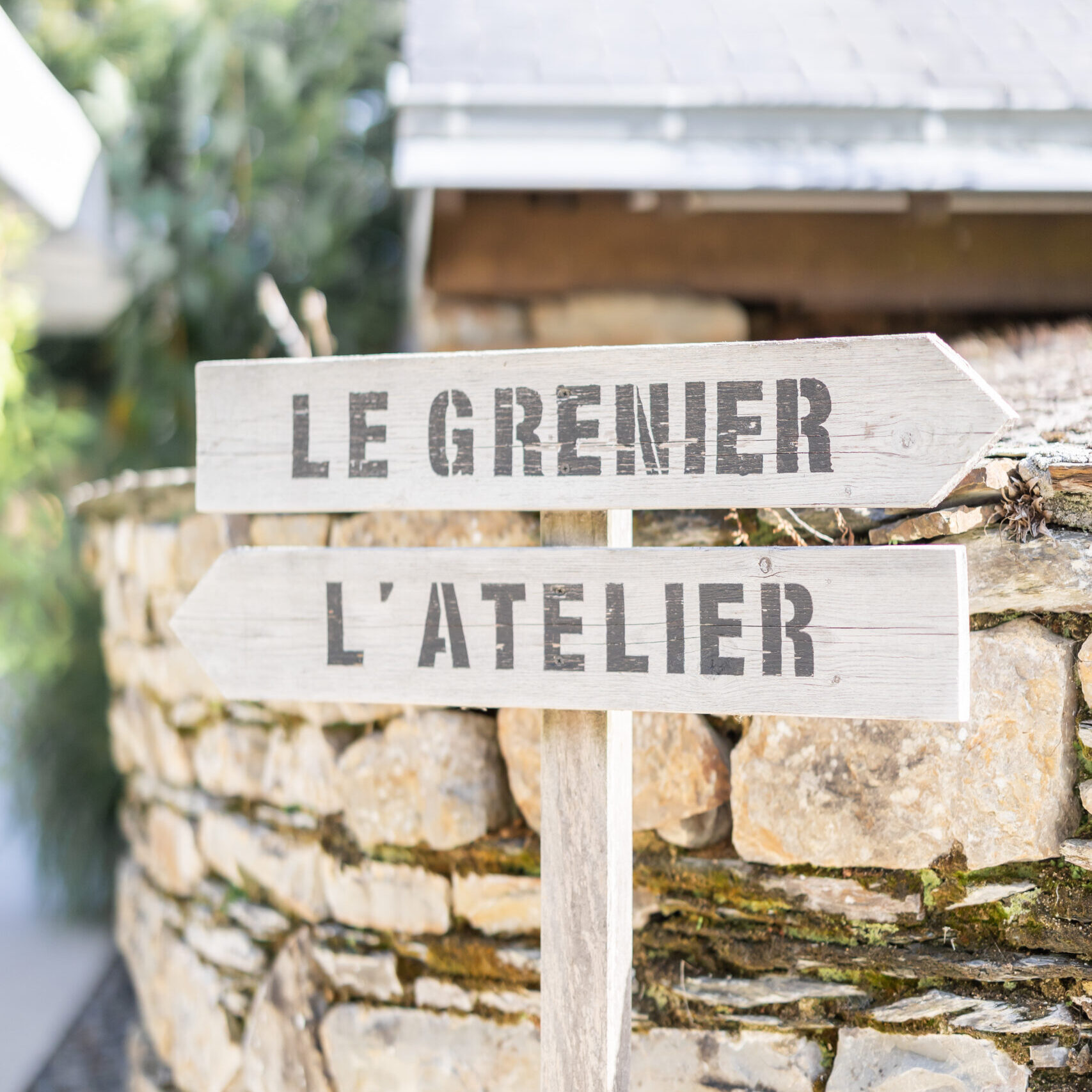 pancarte en bois direction le grenier, l'atelier