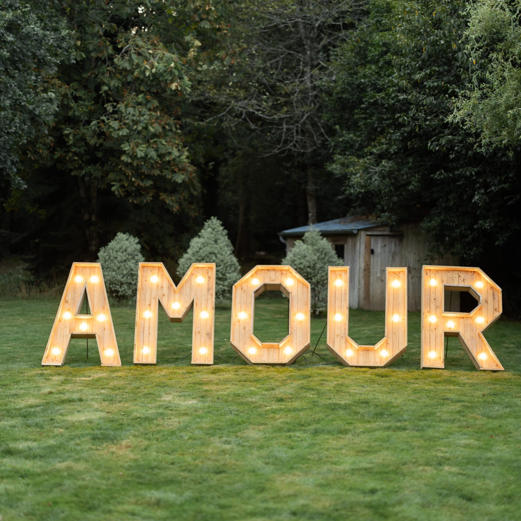 Lettre géante en bois AMOUR