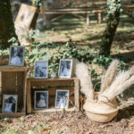 caisse en bois, décoration cérémonie laïque avec cadre et photo de couples de mariés