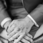 mains d'homme avec bague alliance