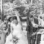 couple de mariés sortie de cérémonie laïque