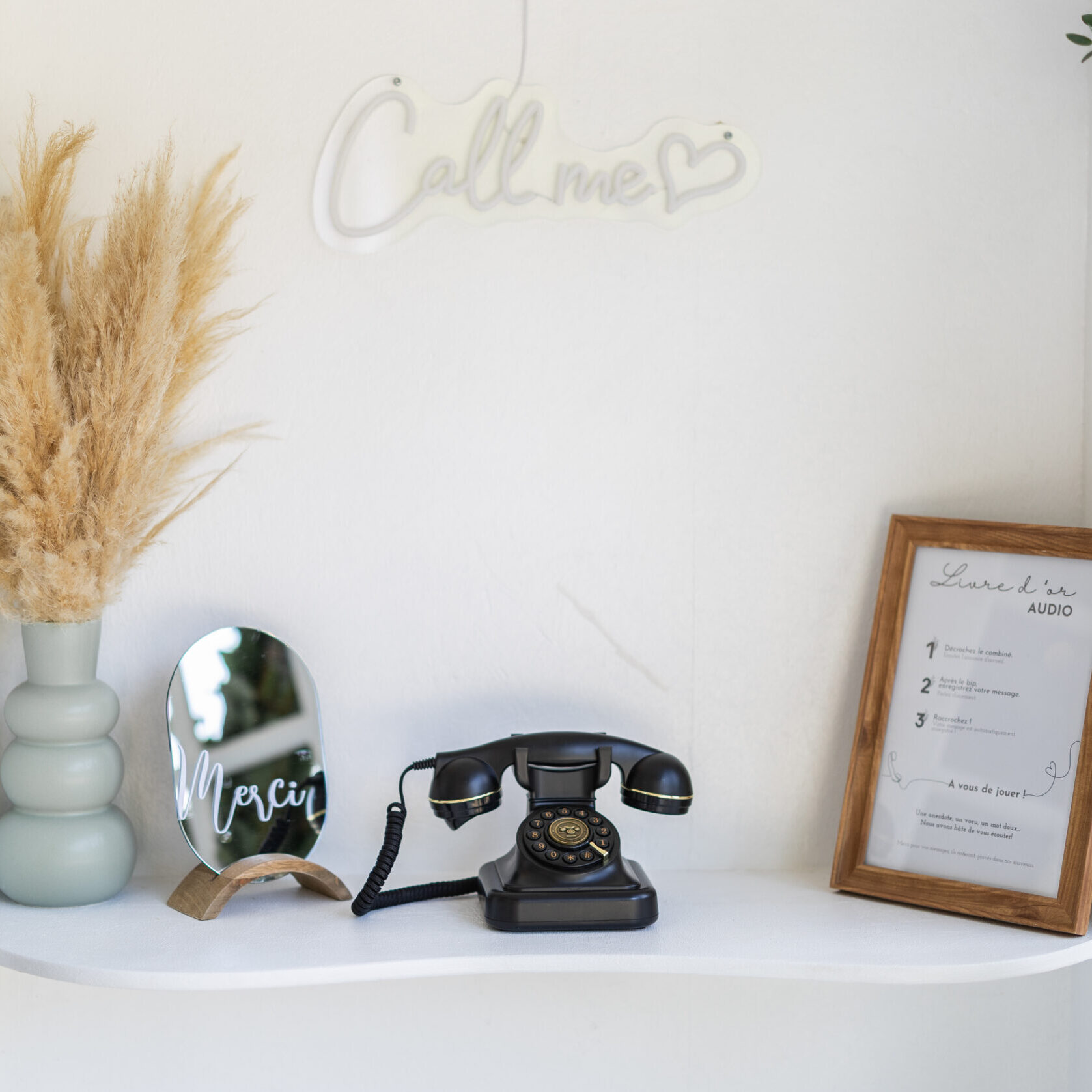 interieur cabine telephone livre d'or audio