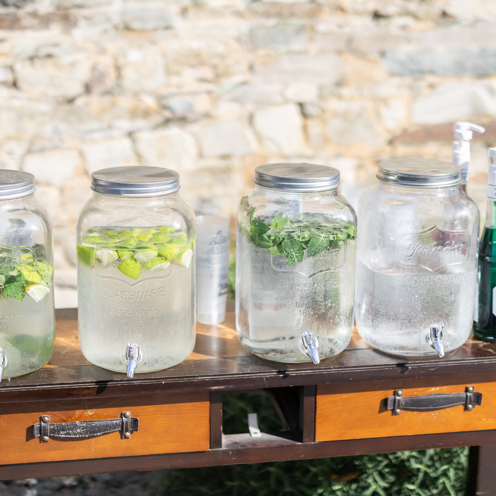 bar a jus, bonbonne sur table en bois