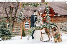 mariage hiver couple bois arche branchage